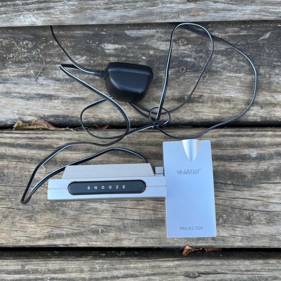 LA CROSSE TECHNOLOGY PROJECTING ALARM CLOCK - Picture 2 of 8